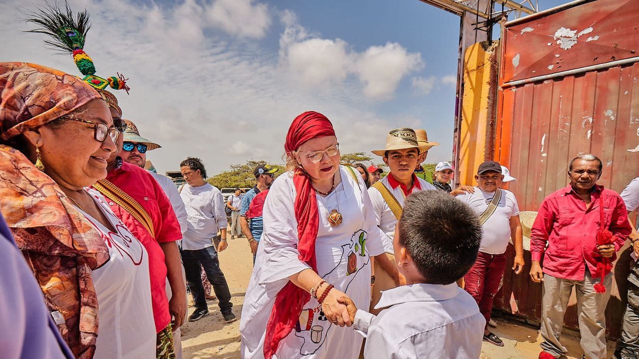 la directora general del Instituto Colombiano de Bienestar Familiar (ICBF), Astrid Cáceres, en representación del Estado colombiano, lideró el acto de reconocimiento del pueblo Wayúu como sujeto de derechos.