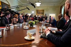 El presidente Joe Biden se reúne con el presidente colombiano Iván Duque Márquez en la Sala del Gabinete de la Casa Blanca el jueves 10 de marzo de 2022 en Washington. Foto AP/Patrick Semansky