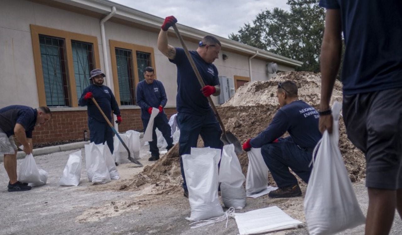 Con sacos de arena, ciudadanos del estados de Florida esperan contrarrestar inundaciones que pueda causar el paso el huracán Ian