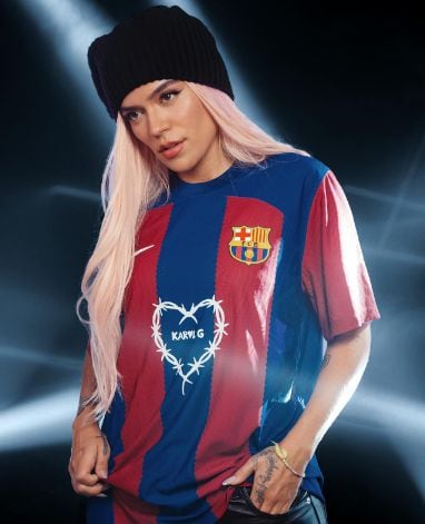 Karol G luciendo la nueva camiseta del Barcelona.