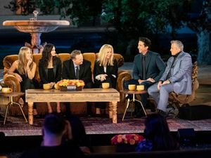Jennifer Aniston, Courteney Cox, Matthew Perry, Lisa Kudrow, David Schwimmer y Matt LeBlanc en una escena del especial de reunión de "Friends"