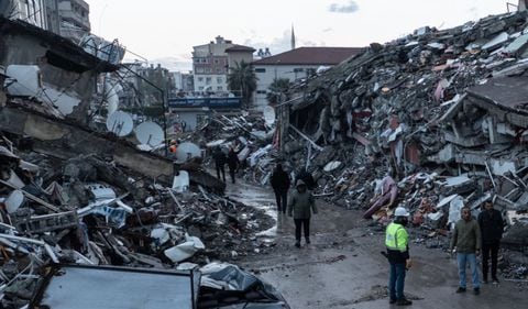 El sismo, seguido de potentes réplicas, ha causado más de 5 mil muertos en Turquía y Siria, según los últimos balances provisionales.