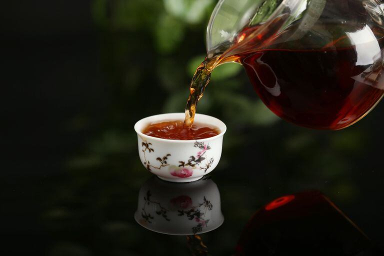 El té negro ayuda a mantener a las personas alerta y mejorar la atención.