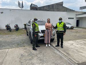 Lisette Burgos, diputada del Valle del Cauca, recibiendo su camioneta por parte de la Policía de Cali.
