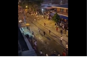 En redes sociales difundieron videos de vecinos enfrentados en la fiesta callejera del barrio Ulpiano Lloreda.