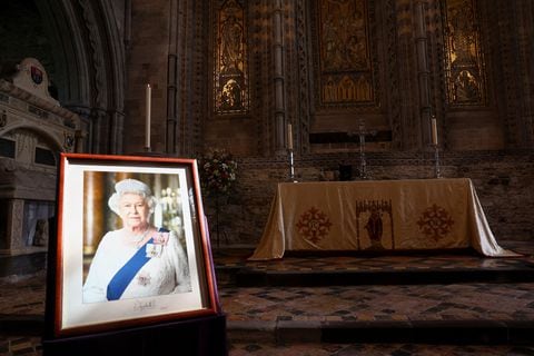 Un retrato de la Reina Isabel de Gran Bretaña se exhibe en la Catedral de St Davids antes de la llegada del Príncipe Guillermo, Príncipe de Gales de Gran Bretaña y de Catalina, Princesa de Gales de Gran Bretaña, al suroeste de Gales el 8 de septiembre de 2023, donde conmemorarán la vida de Ella. La difunta Majestad la Reina Isabel II en el primer aniversario de su fallecimiento. (Foto de TOBY MELVILLE / PISCINA / AFP)