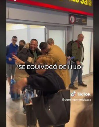 Mujer confunde a su hijo en el aeropuerto