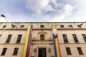 La fachada de la Cancillería se vistió con la bandera LGBTIQ+