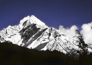 Esta foto de 1995 estaría a punto de convertirse en una postal para el recuerdo de cómo solían ser los glaciares que rodean la popular montaña.