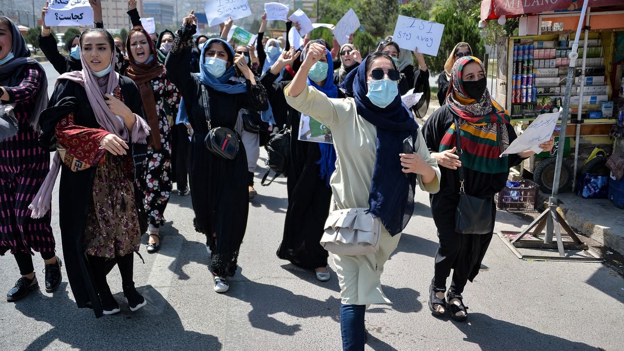 Mujeres afganas gritan consignas durante una manifestación de protesta contra Pakistán, cerca de la embajada de Pakistán en Kabul el 7 de septiembre de 2021. - El 7 de septiembre de 2021, los talibanes dispararon al aire para dispersar a las multitudes que se habían reunido para una manifestación contra Pakistán en la capital, la última protesta desde que el movimiento islamista de línea dura llegó al poder el mes pasado. (Foto de Hoshang Hashimi / AFP)
