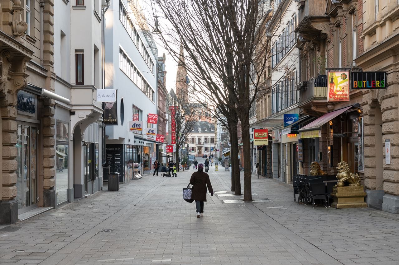 Los peatones caminan por el centro de Wiesbaden