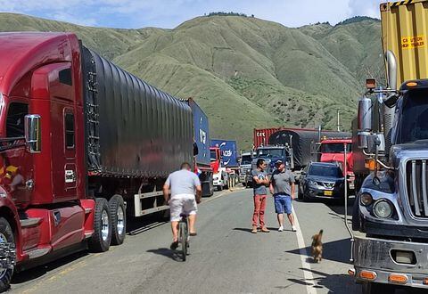 TRANCONES POR BLOQUEOS EN LA VIA AL MAR DAGUA LOBOGUERRERO