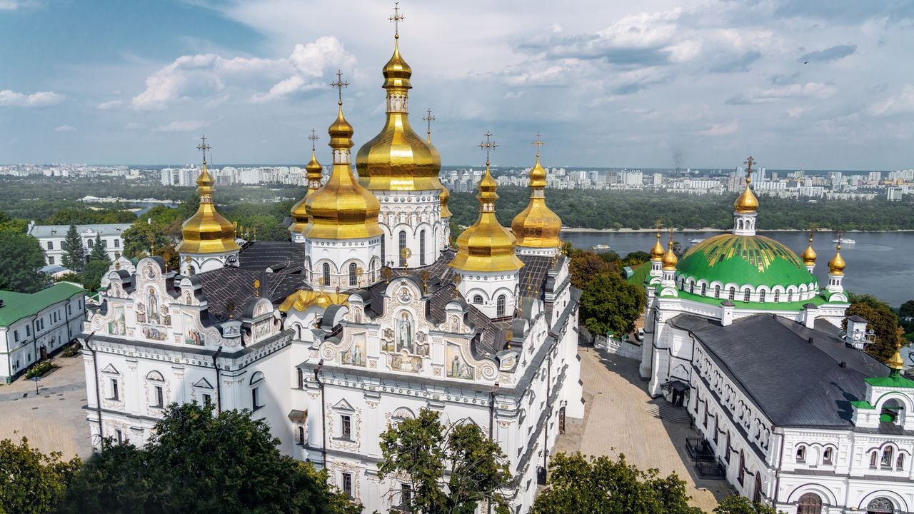 Vista aérea del Monasterio de Pechersk Lavra y la Catedral de la Asunción (Catedral de la Dormición, en la tradición ortodoxa), en Kiev (Ucrania)
