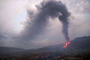 La lava y el humo se elevan tras la erupción de un volcán en la isla canaria de La Palma, en Todoque, España, el 27 de septiembre de 2021. Foto REUTERS / Nacho Doce