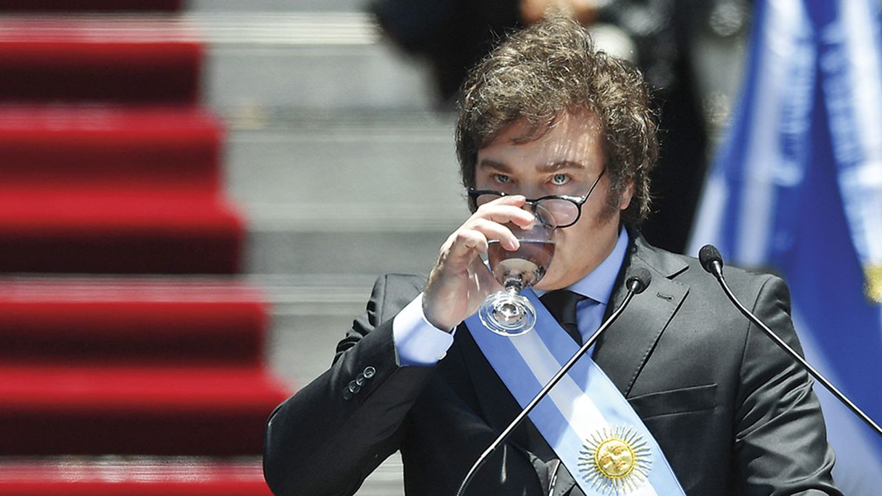 El mandatario argentino decretó una dura serie de recortes estatales para intentar apaciguar la situación económica.