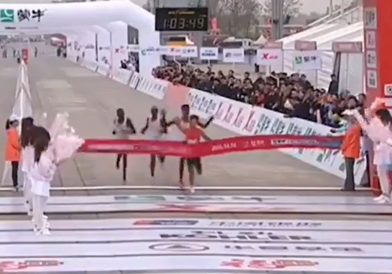 En 2019, una participante china en un maratón internacional en Xuzhou (este del país) había sido vista y grabada mientras iba en bicicleta en esa carrera a pie.