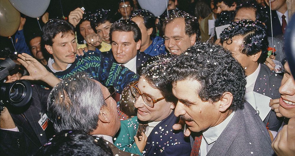  Francisco Santos fue secuestrado por Pablo Escobar en septiembre de 1990. Después de ocho meses de cautiverio, lo liberaron en el occidente de Bogotá. Fue recibido por su familia y amigos.  
