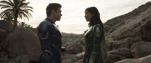 Ikaris (Richard Madden) y Sersi (Gemma Chan) en ETERNALS. Photo courtesy of Marvel Studios. ©Marvel Studios 2021. All Rights Reserved.