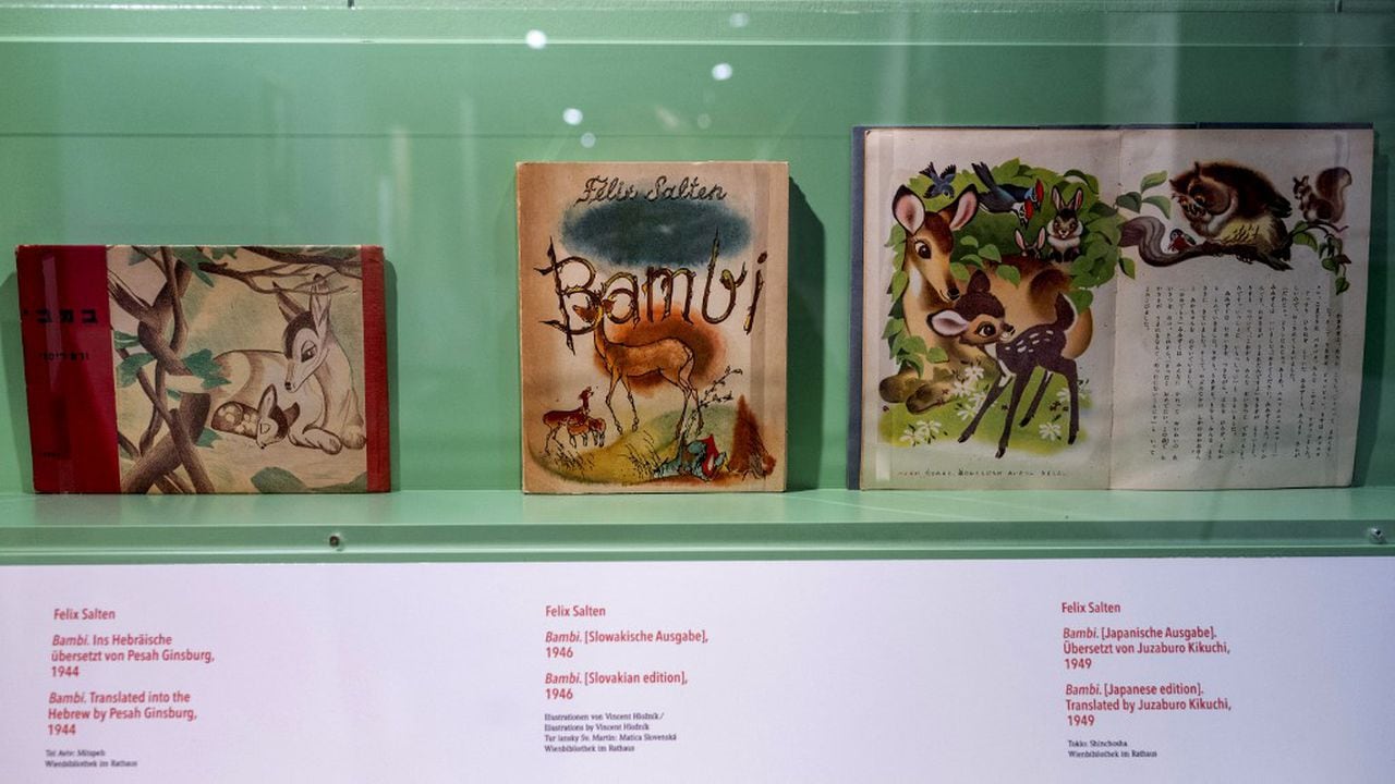 (De izquierda a derecha) Las traducciones al hebreo, eslovaco y japonés del emblemático cuento "Bambi: Una vida en el bosque", de Felix Salten, se exponen en la Biblioteca del Ayuntamiento de Viena el 23 de marzo de 2021. Foto de Joe Klamar / AFP)