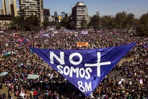 Toma aérea de una multitudinaria marcha de mujeres en Santiago, el 8 de marzo de 2020. Alrededor del mundo, las mujeres han puesto el acento en reclamar igualdad. (Foto: Javier Torres / AFP)