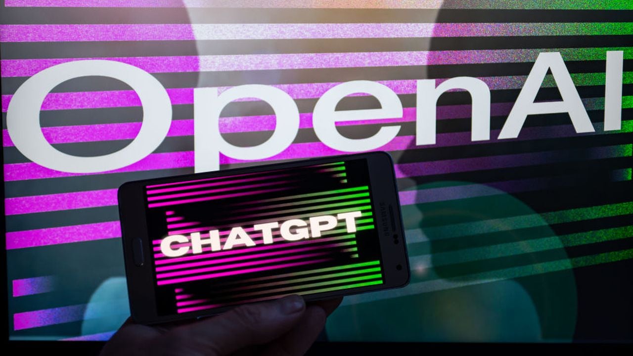 El logotipo de OpenAI se ve en la pantalla con el sitio web de ChatGPT en el móvil, el 8 de enero de 2023 en Bruselas, Bélgica. (Ilustración fotográfica de Jonathan Raa/NurPhoto a través de Getty Images)