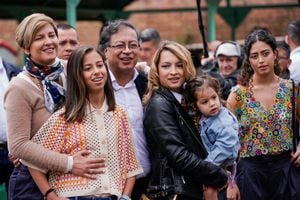 Colombian left-wing presidential candidate Gustavo Petro of the Historic Pact coalition stands for a photo with his wife Veronica Alcocer Garcia and family during the first round of the presidential election in Bogota, Colombia May 29, 2022. REUTERS/Santiago Arcos