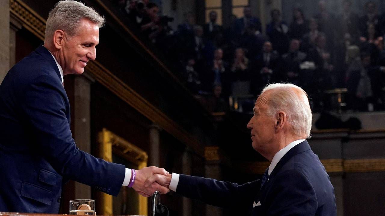 El presidente Joe Biden le da la mano al presidente de la Cámara de Representantes, Kevin McCarthy, de California, después del discurso del Estado de la Unión ante una sesión conjunta del Congreso en el Capitolio, el martes 7 de febrero de 2023.