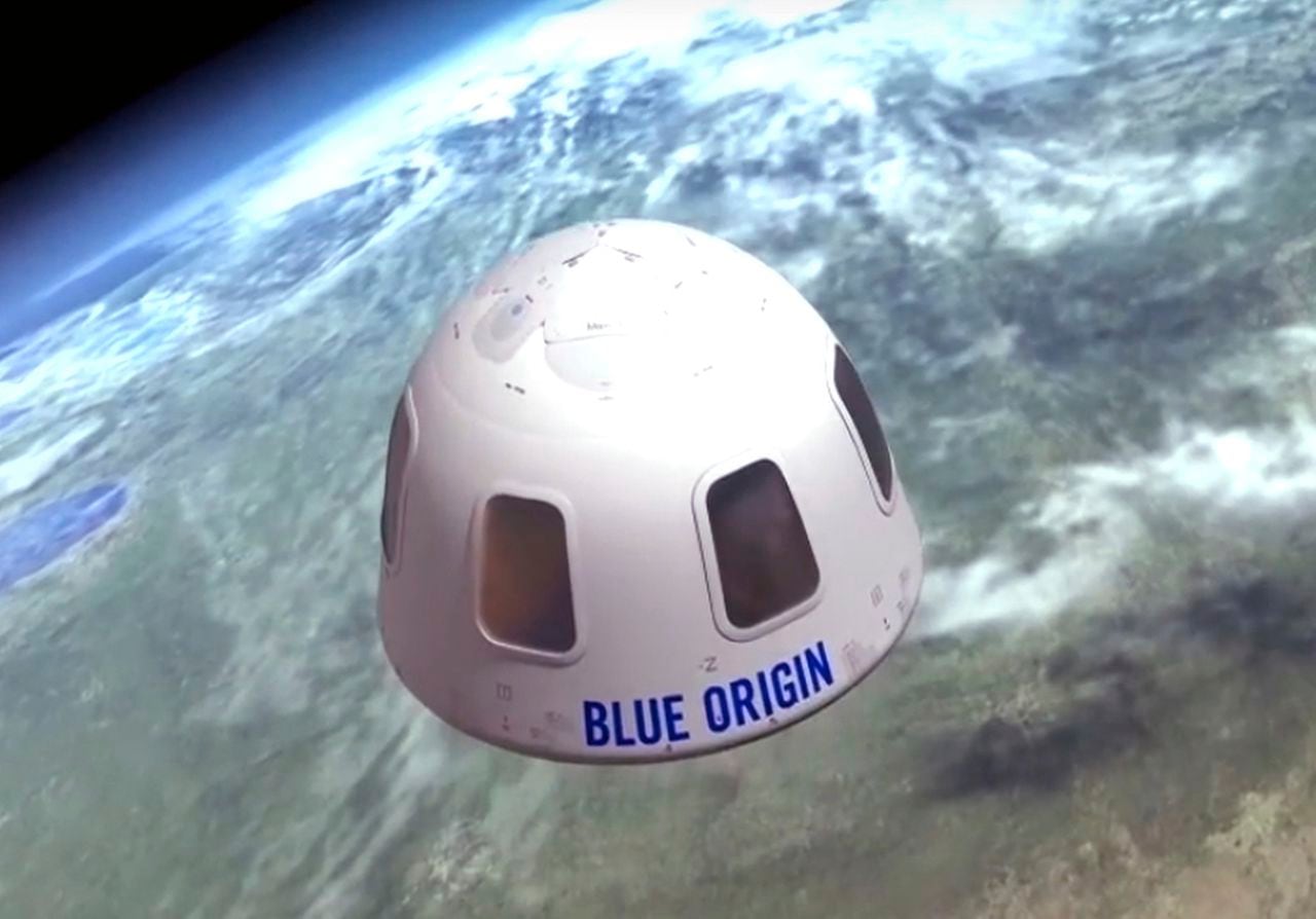 En esta foto proporcionada por Blue Origin, el cohete New Shepard de Blue Origin despega desde una plataforma de lanzamiento de un puerto espacial cerca de Van Horn, Texas, el martes 20 de julio de 2021. El cohete transporta pasajeros Jeff Bezos, fundador de Amazon y la compañía de turismo espacial Blue Origin, su hermano Mark Bezos, Oliver Daemen y Wally Funk. (Origen azul a través de AP)