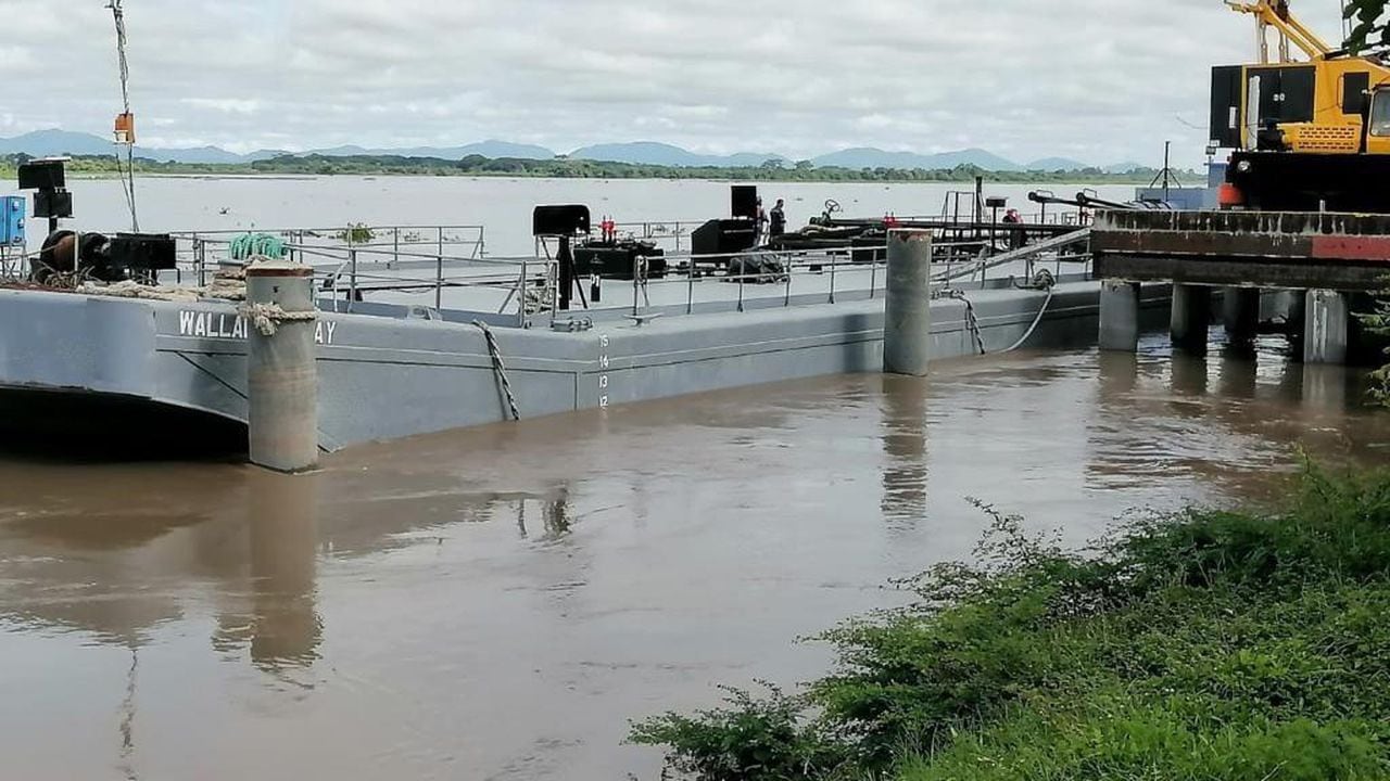 Barcazas con carga sobre el río Magdalena.