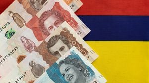 Dinero colombiano, billetes de pesos en el fondo de la bandera nacional de Colombia