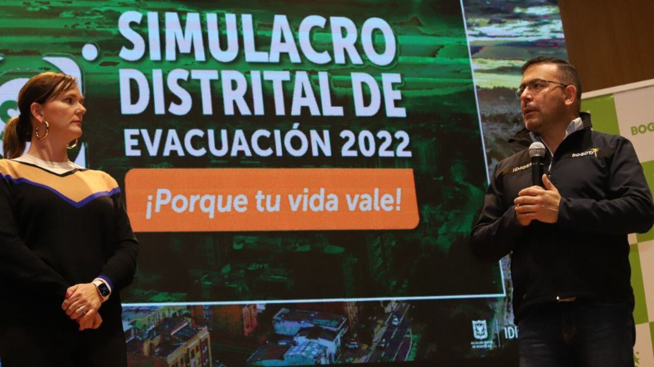 La secretaria distrital de Ambiente, Carolina Urrutia, y el director del Idiger, Guillermo Escobar, anunciaron que el 4 de octubre se hará el simulacro de evacuación en Bogotá.