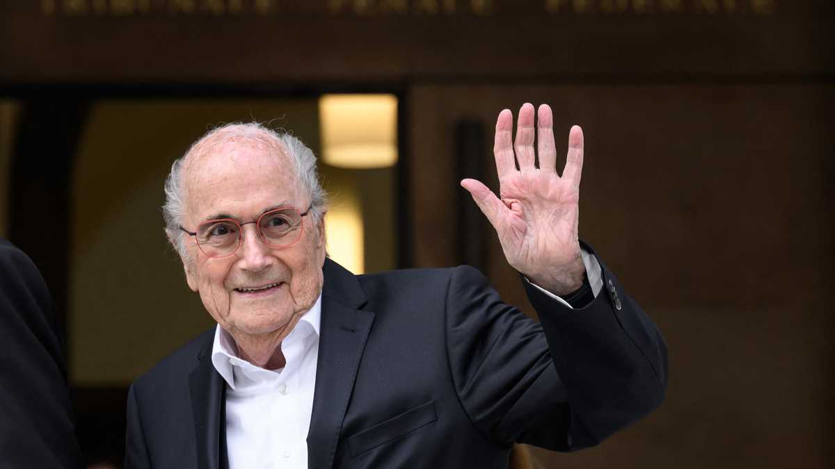 Former FIFA president Sepp Blatter waves to journalists as he leaves Switzerland's Federal Criminal Court after the first day of his trial over a suspected fraudulent payment on June 8, 2022 in the southern city of Bellinzona. - Blatter and Michel Platini, once the chiefs of world and European football start a two-week trial following a mammoth investigation that began in 2015 and lasted six years. (Photo by Fabrice COFFRINI / AFP)