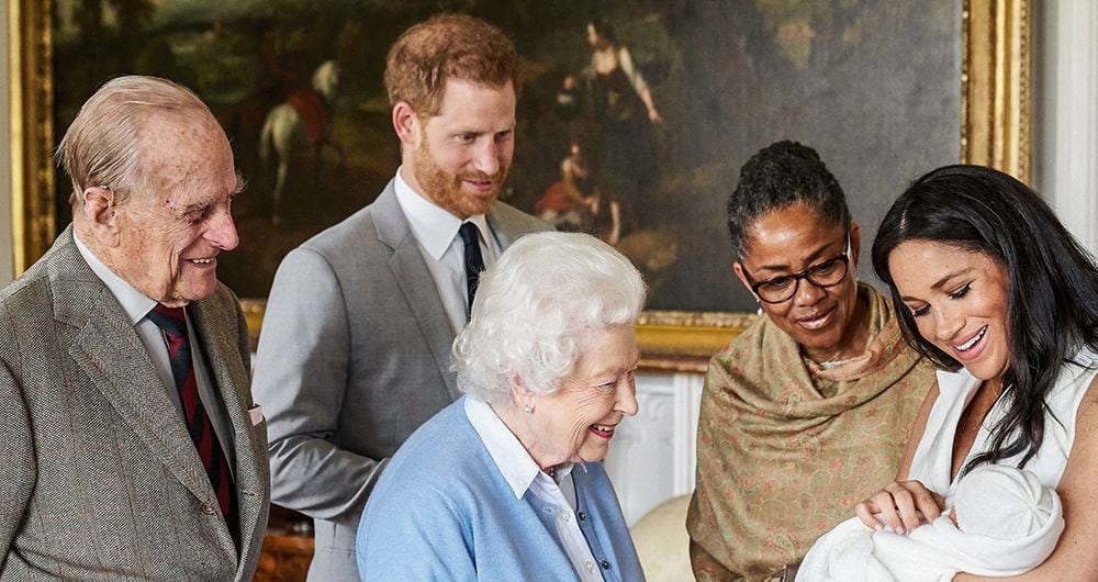   El príncipe Felipe y la reina Isabel, el día que conocieron a Archie. También aparece Doria Ragland, la madre de Meghan. La monarca le tendió un ramo de olivo a los Sussex.
