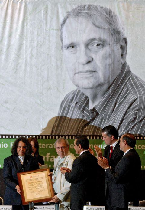 El poeta venezolano Rafael Cadenas recibió el Premio de Literatura en Lenguas Romances en el marco de la Feria Internacional del Libro de Guadalajara (México), el 28 de noviembre de 2009.