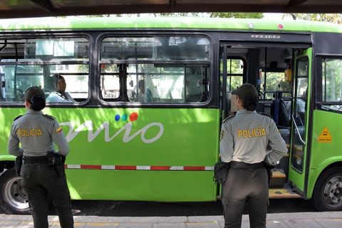 En la Estación Meléndez del MIO, la Policía hace el acompañamiento a los conductores que manejan los  Alimentadores del sistema y que recorren la zona de ladera en la comuna 18 de la ciudad para evitar agresiones en su contra por parte de desadaptados.