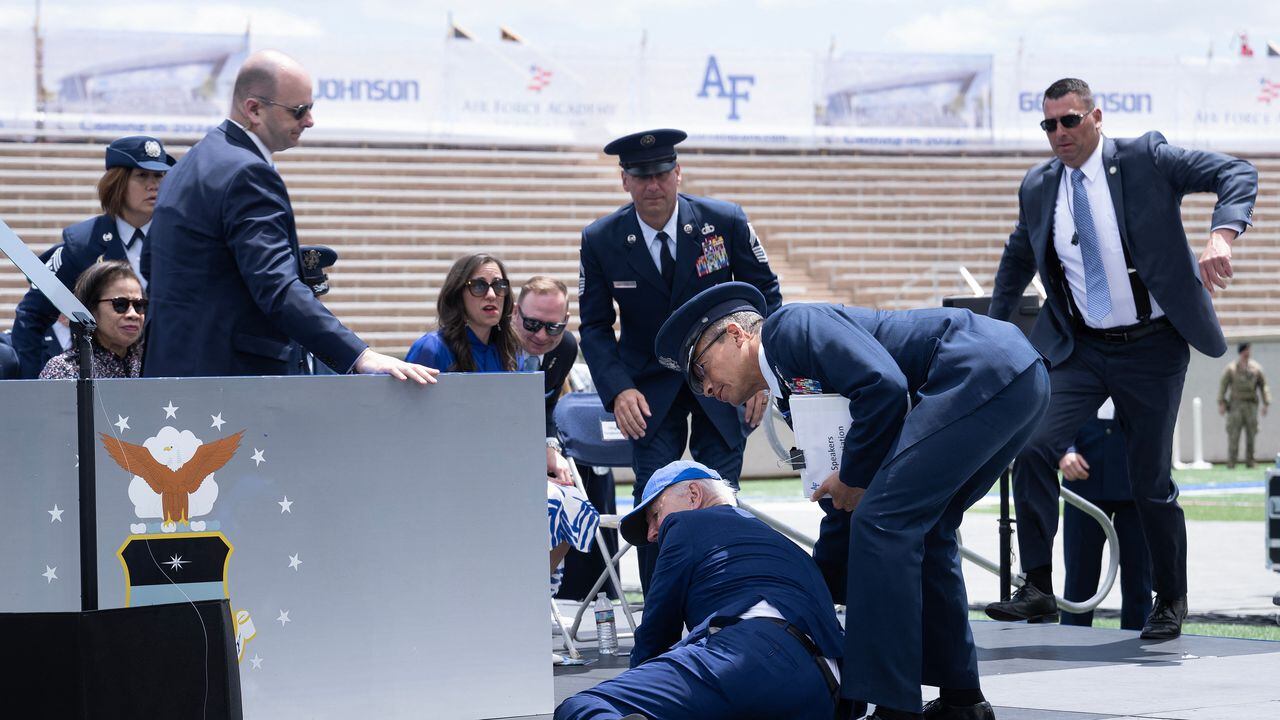 El presidente de Estados Unidos, Joe Biden, es ayudado a levantarse tras caerse durante la ceremonia de graduación en la Academia de las Fuerzas Aéreas.