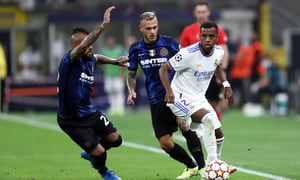 MILAN, ITALY - SEPTEMBER 15: (BILD OUT) Rodrygo Goes of Real Madrid CF and Arturo Vidal of FC Internazionale battle for the ball during the UEFA Champions League group D match between Inter and Real Madrid at Giuseppe Meazza Stadium on September 15, 2021 in Milan, Italy. (Photo by Sportinfoto/DeFodi Images via Getty Images)