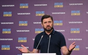 Volodímir Zelenski, presidente de Ucrania, destituyó a dos funcionarios por "tración". (Photo by Sergei SUPINSKY / AFP)