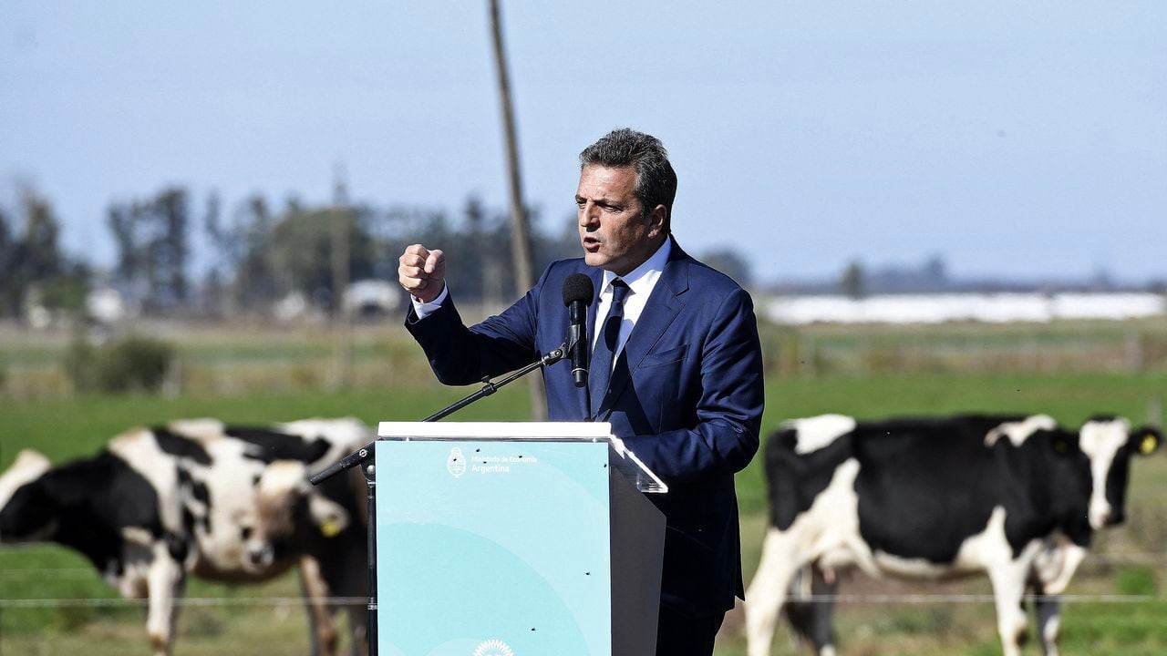 En esta imagen distribuida por el Ministerio de Economía de Argentina, el ministro de Economía, Sergio Massa, anuncia nuevas medidas económicas para el sector agrícola en Navarro, Argentina, el 11 de mayo de 2023