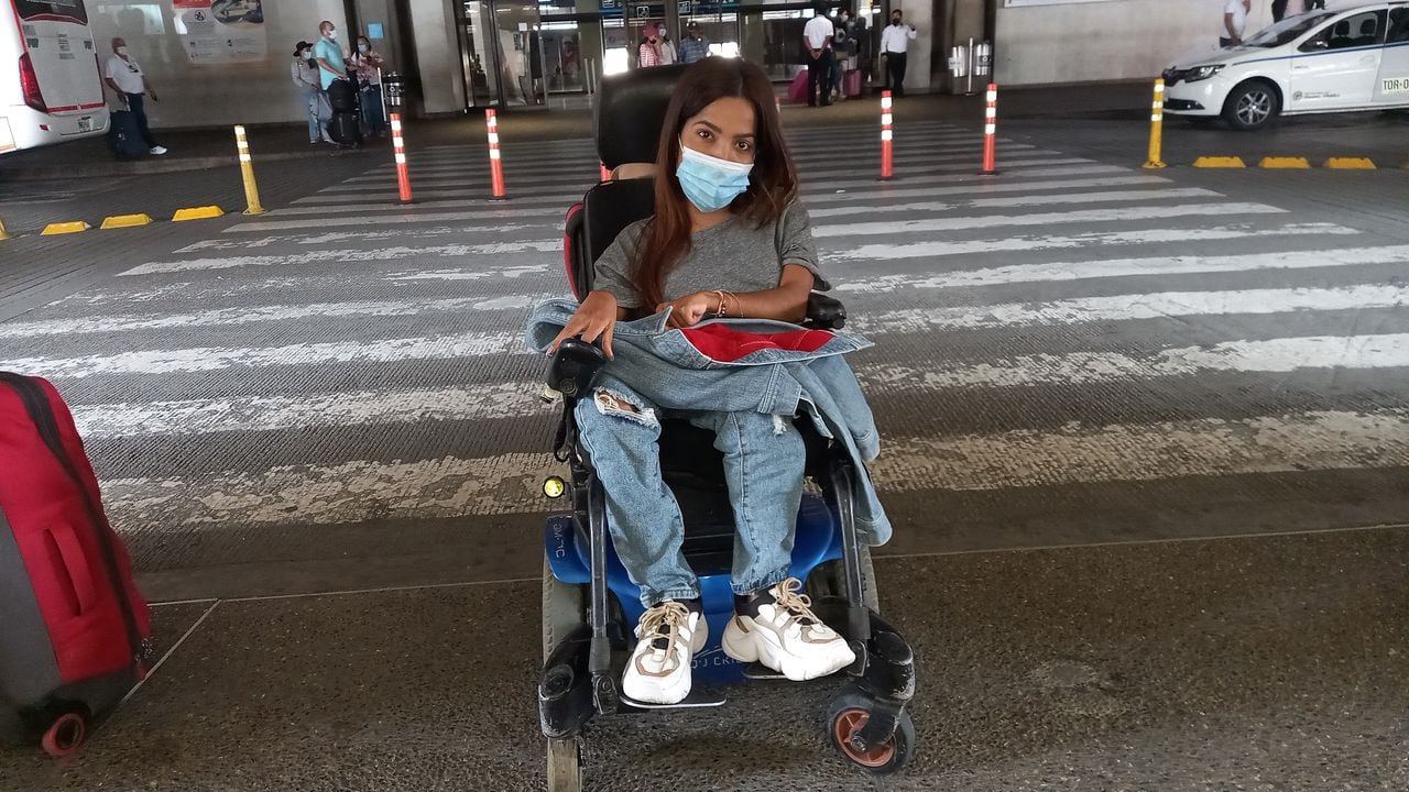 Mary Joe Correa, la mujer, que sufre de atrofia muscular, no le fue permitido viajar con su silla de ruedas. La aerolínea respondió.