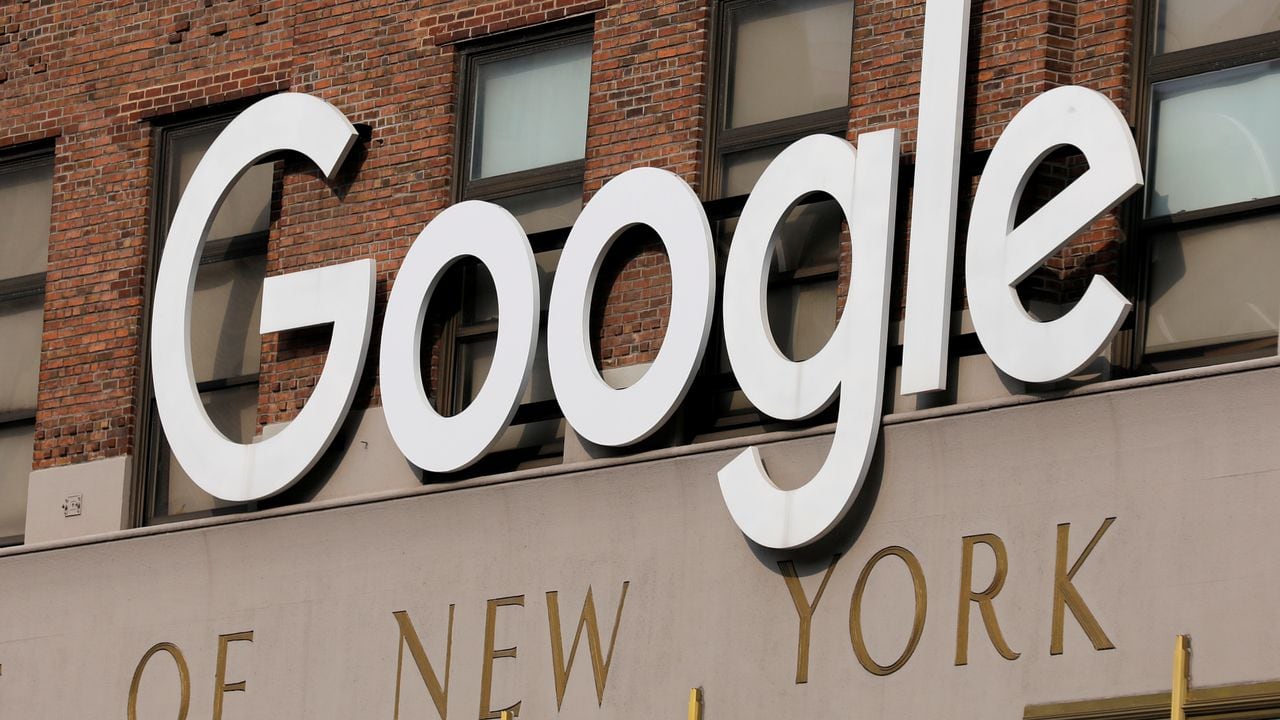 FOTO DE ARCHIVO: Se ve un logotipo en las oficinas de Google en Nueva York después de que anunciaron que pospondrán su reapertura en respuesta a las pautas actualizadas de los CDC durante el brote de la enfermedad por coronavirus (COVID-19) en Manhattan, Nueva York, EE. UU., 29 de julio. , 2021. REUTERS / Andrew Kelly / Foto de archivo