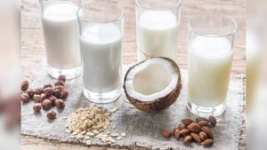 La leche de coco ayuda a mejorar el metabolismo, mientras que la de almendras es rica en fibra prebiótica. Foto: Getty images.