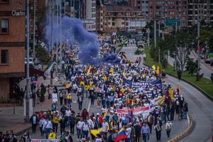 Manifestantes antigubernamentales gritan consignas durante una protesta contra la reforma tributaria propuesta por el presidente Gustavo Petro, en la avenida El Dorado, el 26 de septiembre de 2022 en Bogotá, Colombia. (Foto de Diego Cuevas/Getty Images)