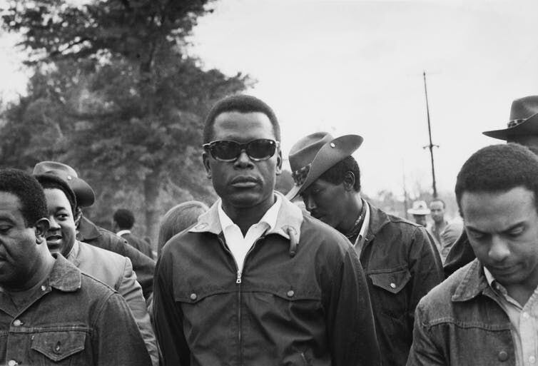 Sidney Poitier, en el centro, marcha durante la Campaña de los Pobres en Washington, D.C., en mayo de 1968. Foto de Chester Sheard/Keystone/Hulton Archive/Getty Images