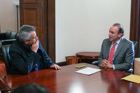 El alcalde de Cali, Alejandro Eder, se reunión con el ministro del Interior de Colombia, Luis Fernando Velasco.