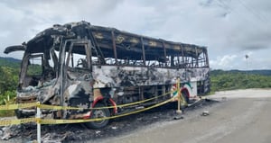 Vehículo de servicio público incinerado en Chocó.