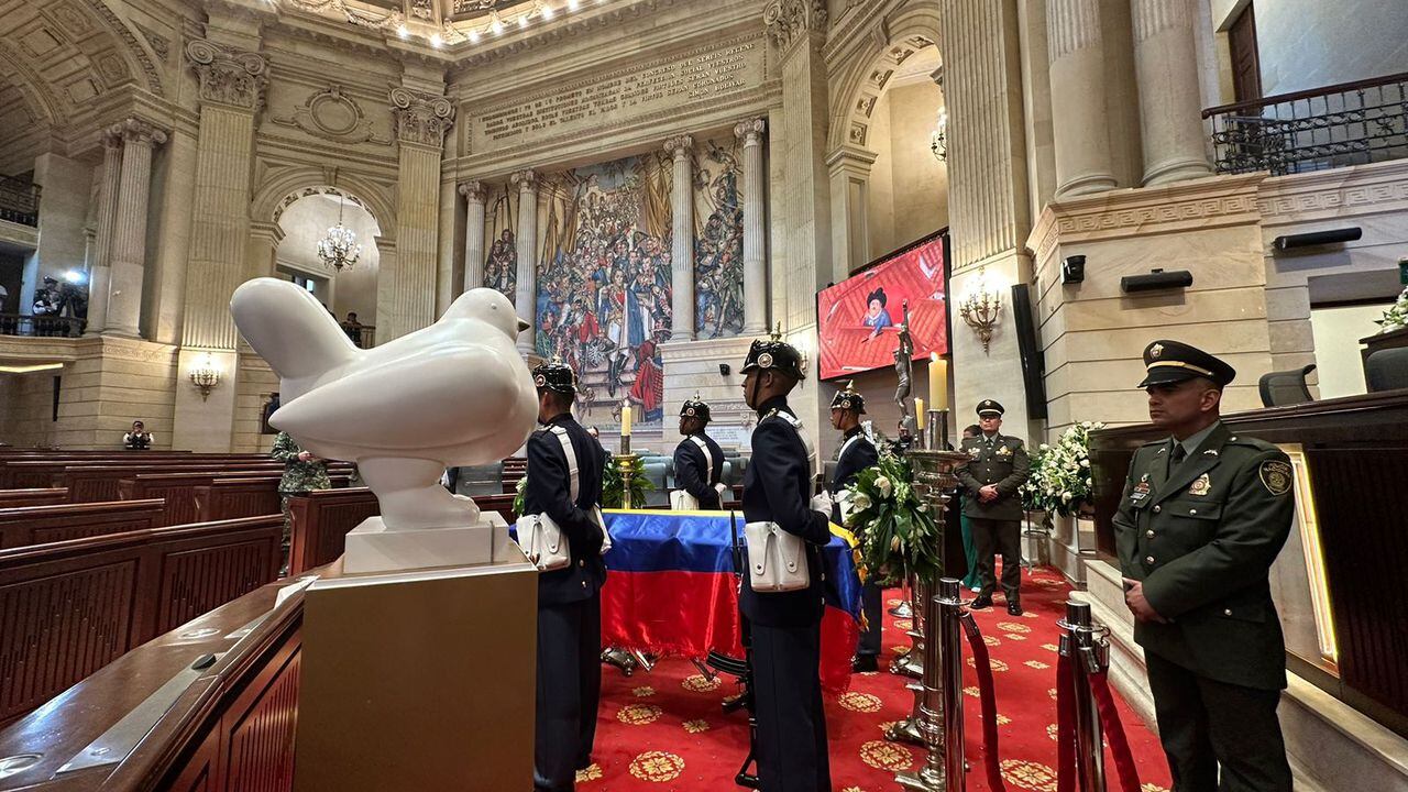 La Paloma de la Paz del maestro Fernando Botero fue trasladada en calle de honor al salón elíptico de la Cámara de Representantes.