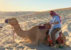 Juan Diego Alvira montando camello en Qatar