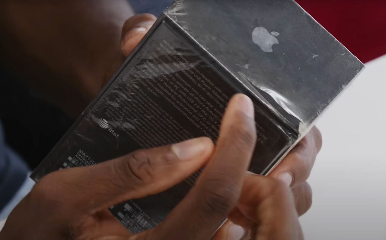Marques Brownlee pagó 40.000 dólares por un ejemplar de ese primer modelo de iPhone