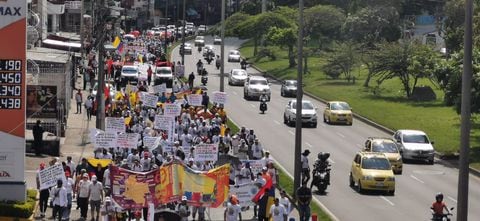 Los caleños marchan por la conmemoración del Día Internacional del Trabajo.